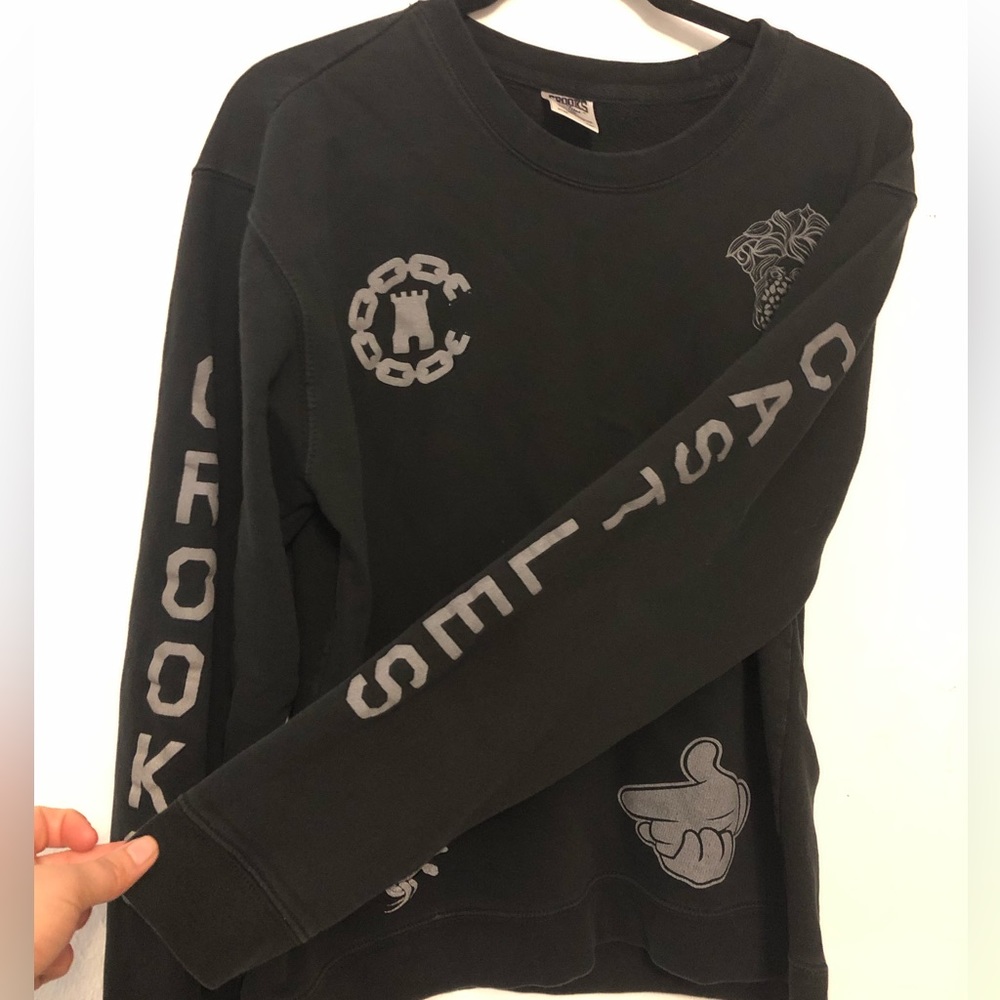 Crooks and castles size medium crew neck